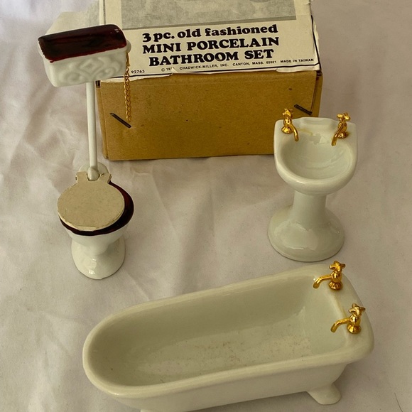 Mini Porcelain Bathroom Set - White - Picture 2 of 5